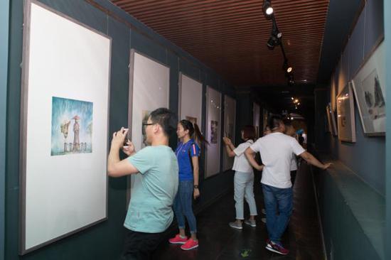 画展现场粉丝参观并拍照留念