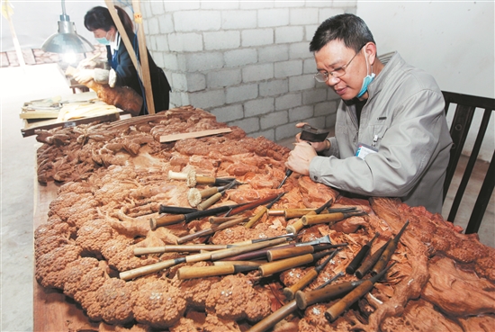 从原木到成品家具需要一定的制作时间，这期间市场风险难料，对于很多家具商来说压力倍增。 （CFP 图）