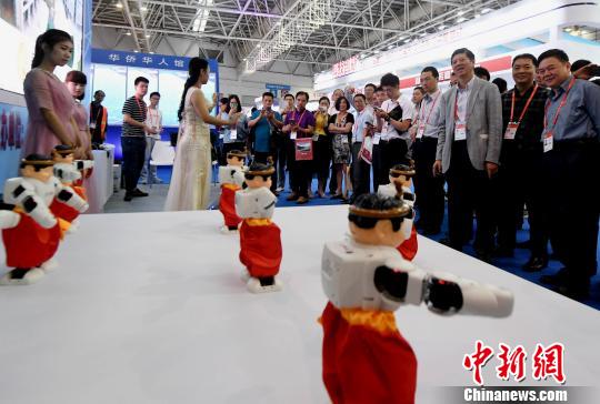 本届中国？海峡项目成果交易会高校成果展区内，机器人拍胸舞吸睛?！×蹩筛?摄