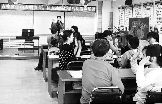 每逢周末，吉林省长春市南关区全安街道长大社区4楼的活动室里，都会有自闭症儿童和家长前来学习音乐。图为姜晓波委员在给孩子们上课。