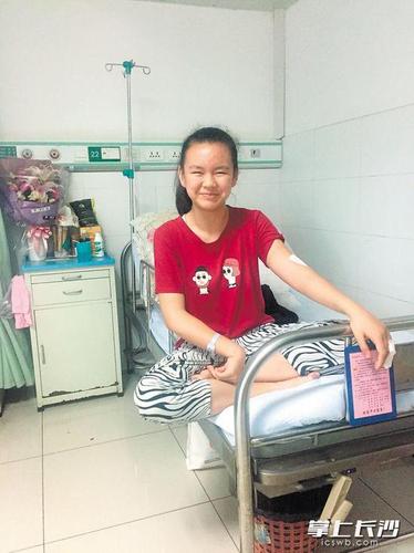 12岁女孩为父挡刀勇斗歹徒 回忆当晚毫无惧色