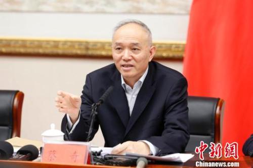 资料图：蔡奇接受集体采访。韩海丹 摄