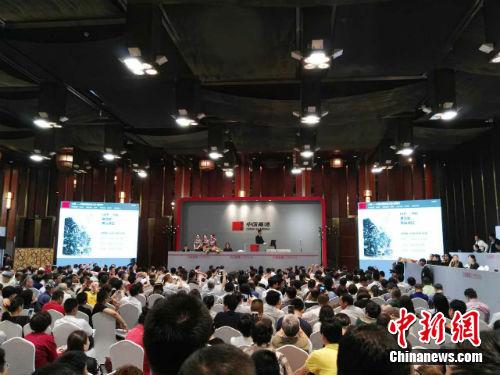 19日晚嘉德拍卖现场。中新网记者 宋宇晟 摄