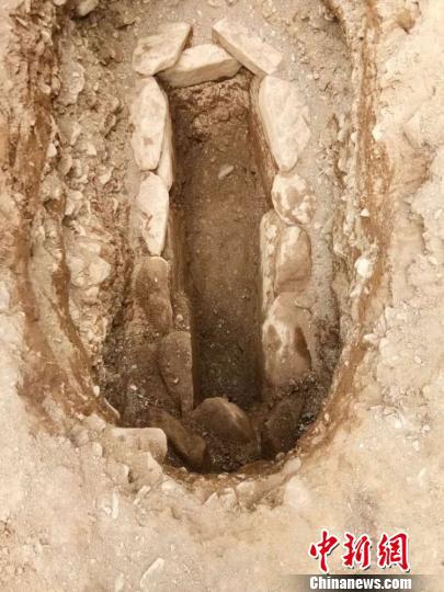 图为发掘的古墓。  孟克其其格提供