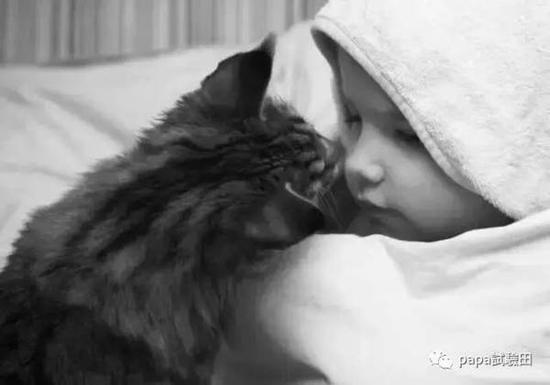 3岁的她仍然只会说二十几个词，在人群中会焦虑不安，经常会陷入对世界的恐惧中。她是孤独的。