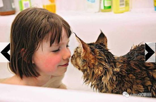 睡觉要一起，怕水的Thula连洗澡也要陪着Iris，小姑娘的笑容也更多了。Iris的故事也被出成了书。