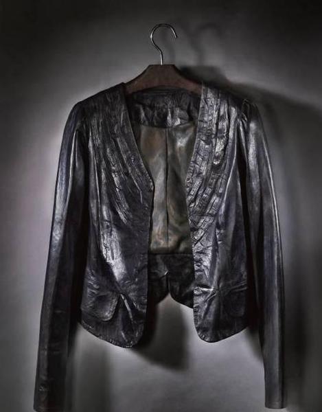 杨北辰，《皮衣4号》，樟木、油彩、蜡，76 × 56.5 × 14.3 cm，2013