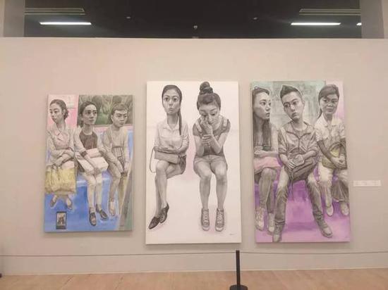 忻海洲，《轻轨里1》，布面丙烯，200 × 125 cm，2014-2015