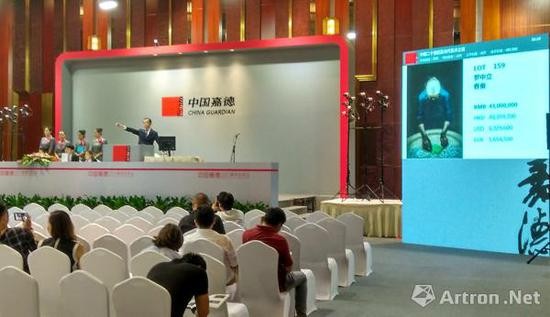 在近4个小时的拍卖过程中，罗中立《春蚕》的高价成交掀起了全场的高潮。