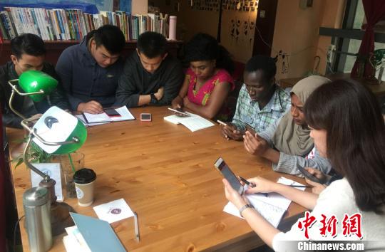 中国侨网随着高考的结束，一道关于“留学生关注的‘中国关键词’”高考作文题，引起西北师范大学留学生的热议。在老师的引领下，来自苏丹、泰国、加纳、吉尔吉斯斯坦等国的同学通过交流探讨，提高汉语水平，同时加深对中国的了解?！×跤裉摇∩? style=