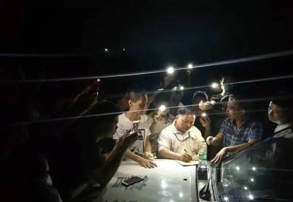 图为司机签署“放弃狗只书”。