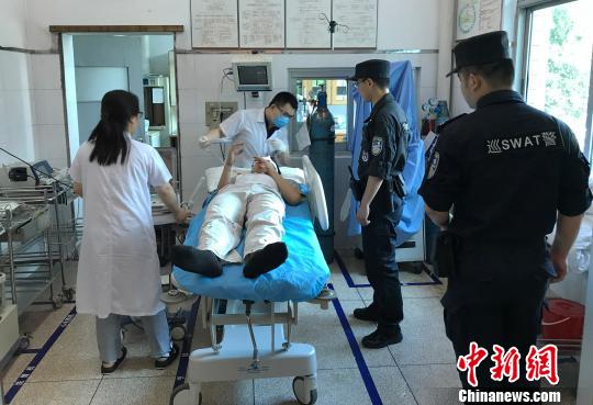 湖州中考生赶考路上遇车祸特警热心帮助温暖赶考路