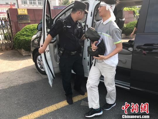 图为：特警队员将小豪送到考场?！〔炭?通讯员) 摄