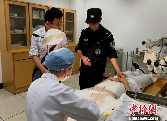 图为：闵林涛在小豪手术的时候握住他的手。　蔡俊(通讯员) 摄