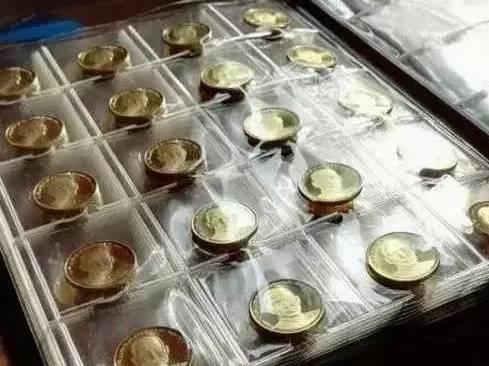 同时，建议大家不要使用图中这种卡册保存纪念币，他并不能够完全地防潮防氧化！了解详情可以点击下方链接哦！