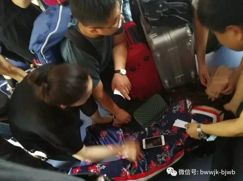 女子机场猝死倒在军医心内专家团旁 20秒救回一命