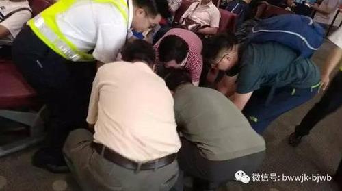 女子机场猝死倒在军医心内专家团旁 20秒救回一命