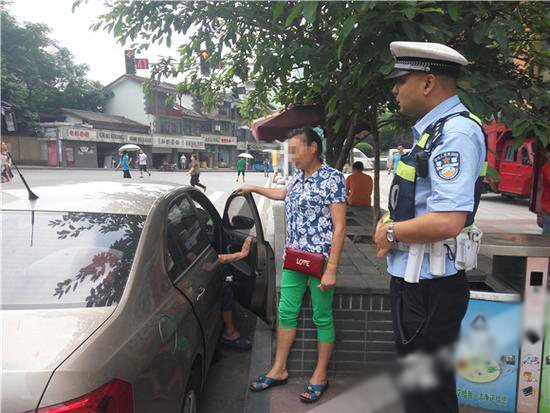 陌生老汉坐女司机车里不走2