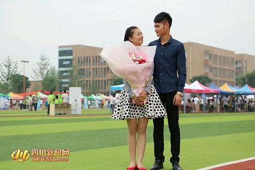 四川大学生毕业典礼现场霸气求婚:明年我要当爸爸