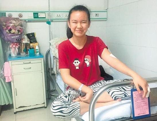 女孩为父挡刀鲜血直流缝了10多针 舍己救父大无畏勇气令人震撼网友满屏点赞（图）