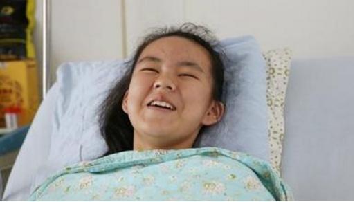 女孩为父挡刀鲜血直流缝了10多针 舍己救父大无畏勇气令人震撼网友满屏点赞（图）