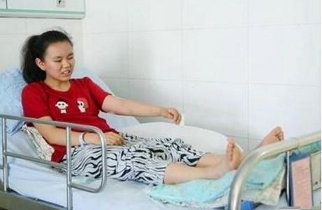 女孩为父挡刀鲜血直流缝了10多针 舍己救父大无畏勇气令人震撼网友满屏点赞（图）