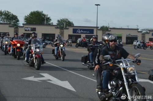 怒赞！男童遭霸凌 200名皮衣铁骑士护送他上学