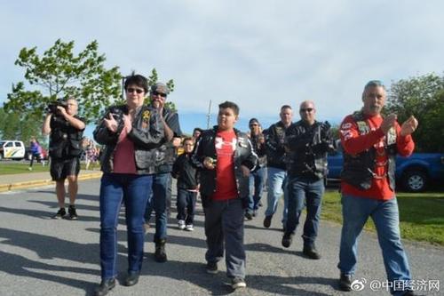 怒赞！男童遭霸凌 200名皮衣铁骑士护送他上学