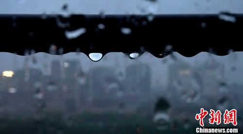 6月23日，雨中的北京。6月22日晚间至23日，北京持续降雨。<a target='_blank' href='http://www.chinanews.com/'>中新社</a>记者 侯宇 摄