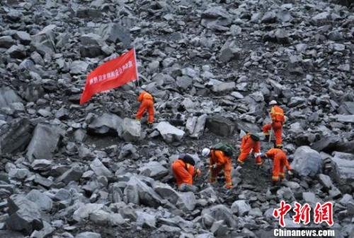 救援人员现场探测?！×踔铱?摄 