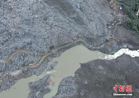 航拍四川茂县山体垮塌救援现场。<a target='_blank' href='http://www.chinanews.com/'>中新社</a>记者 刘忠俊 摄