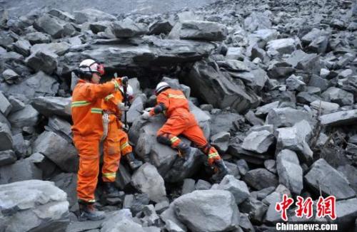 救援人员使用生命探测仪进行探测?！×踔铱?摄