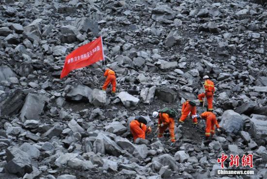 6月24日，拍摄的救援现场。当日，四川茂县叠溪镇新磨村新村组富贵山山体突发高位垮塌，导致62户120余人被掩埋。目前，大批救援人员正在现场展开紧张救援工作。 刘忠俊 摄