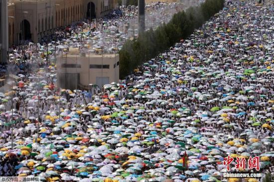 当地时间9月12日，沙特阿拉伯麦加大清真寺附近Mina市，一年一度的穆斯林朝圣活动举行Jamarat(石击恶魔)仪式，朝圣者对象征魔鬼的三堵墙掷石块以示抗拒。