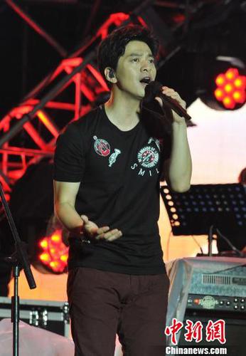 李健深情献唱《传奇》《风吹麦浪》等歌曲。　刘占昆　摄