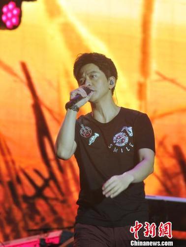 李健的声音清澈、清新，在他淡雅柔和的声调中，温暖了现场所有乐迷的心。　刘占昆　摄