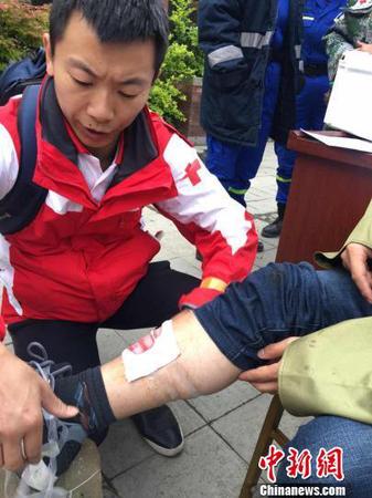 四川省红十字会救援队员在叠溪现场救治伤员?！∷拇ㄊ『焓只崽峁?摄