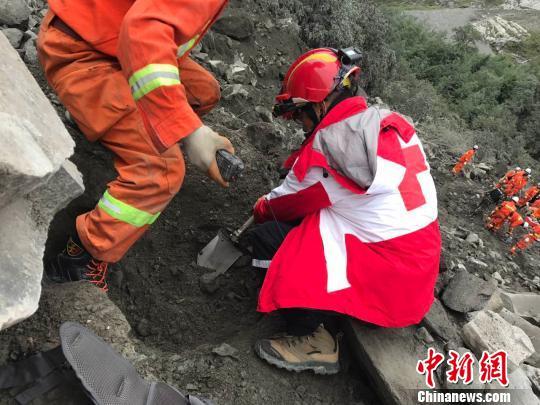 四川省红十字会救援队员参与现场搜救行动?！∷拇ㄊ『焓只崽峁?摄
