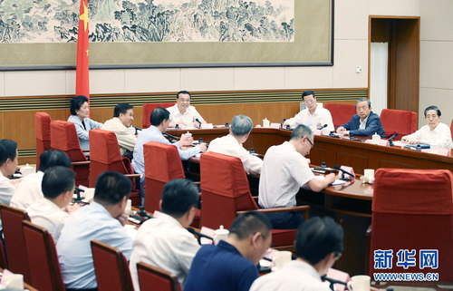 　　6月22日，中共中央政治局常委、国务院总理、党组书记李克强主持国务院党组理论学习中心组学习讲座，就新一轮世界科技革命和产业变革若干前沿领域发展态势进行专题学习。新华社记者 姚大伟 摄