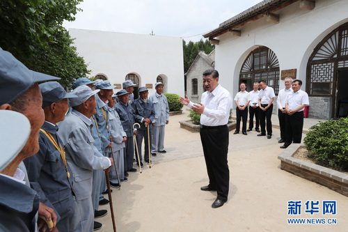 　　6月21日，中共中央总书记、国家主席、中央军委主席习近平到山西考察调研。这是习近平来到兴县晋绥军区司令部旧址，同当年在晋绥边区参加对敌斗争的老战士们亲切交谈。新华社记者 庞兴雷 摄
