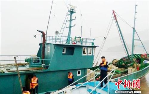 图为执法人员执法现场。宁波市象山县海洋与渔业局供图