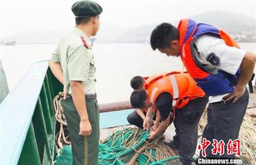 图为执法人员执法现场。宁波市象山县海洋与渔业局供图