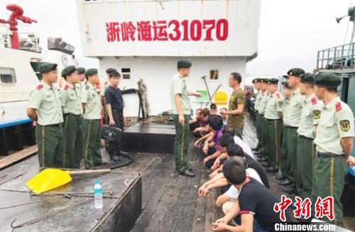 图为执法人员查扣现场。宁波市象山县海洋与渔业局供图