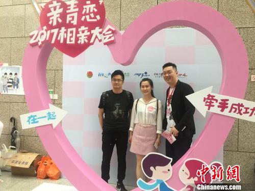 现场成功配对的情侣与现场工作人员合影?！≈＼畿?摄