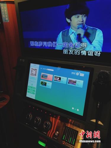 消费者在迷你KTV内唱歌。<a target='_blank' href='http://www.chinanews.com/' _fcksavedurl='http://www.chinanews.com/' ></table>中新网</a> 种卿 摄