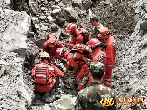 武警官兵持续救援徒手刨挖 趴地画面让人泪目