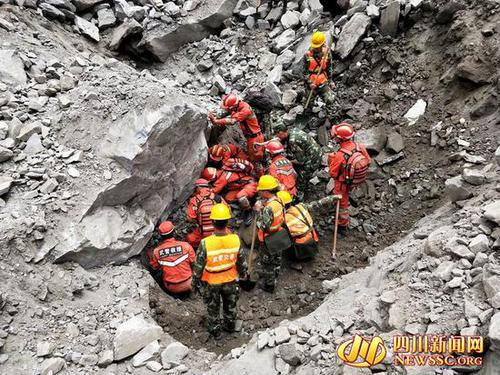 武警官兵持续救援徒手刨挖 趴地画面让人泪目