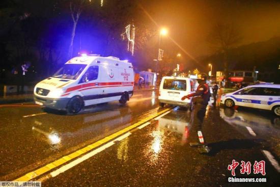 报道称，枪击事件发生在当地时间凌晨1时30分左右，一名身着圣诞老人服装的枪手进入夜总会，向人群射击。事发时，夜总会内共有数百人。图为救护车在事发现场附近。