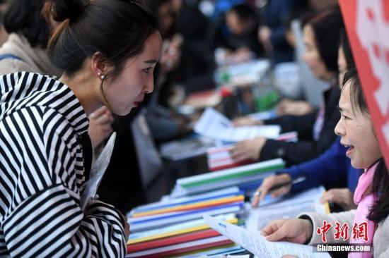 3月10日，昆明多家学校招聘校长、教师，近万人求职。中新社记者 李进红 摄