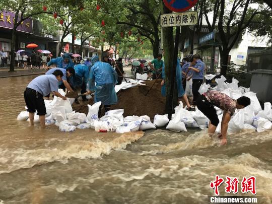 图为兰溪民众协力堆沙包，严防死守汛情 奚金燕 摄